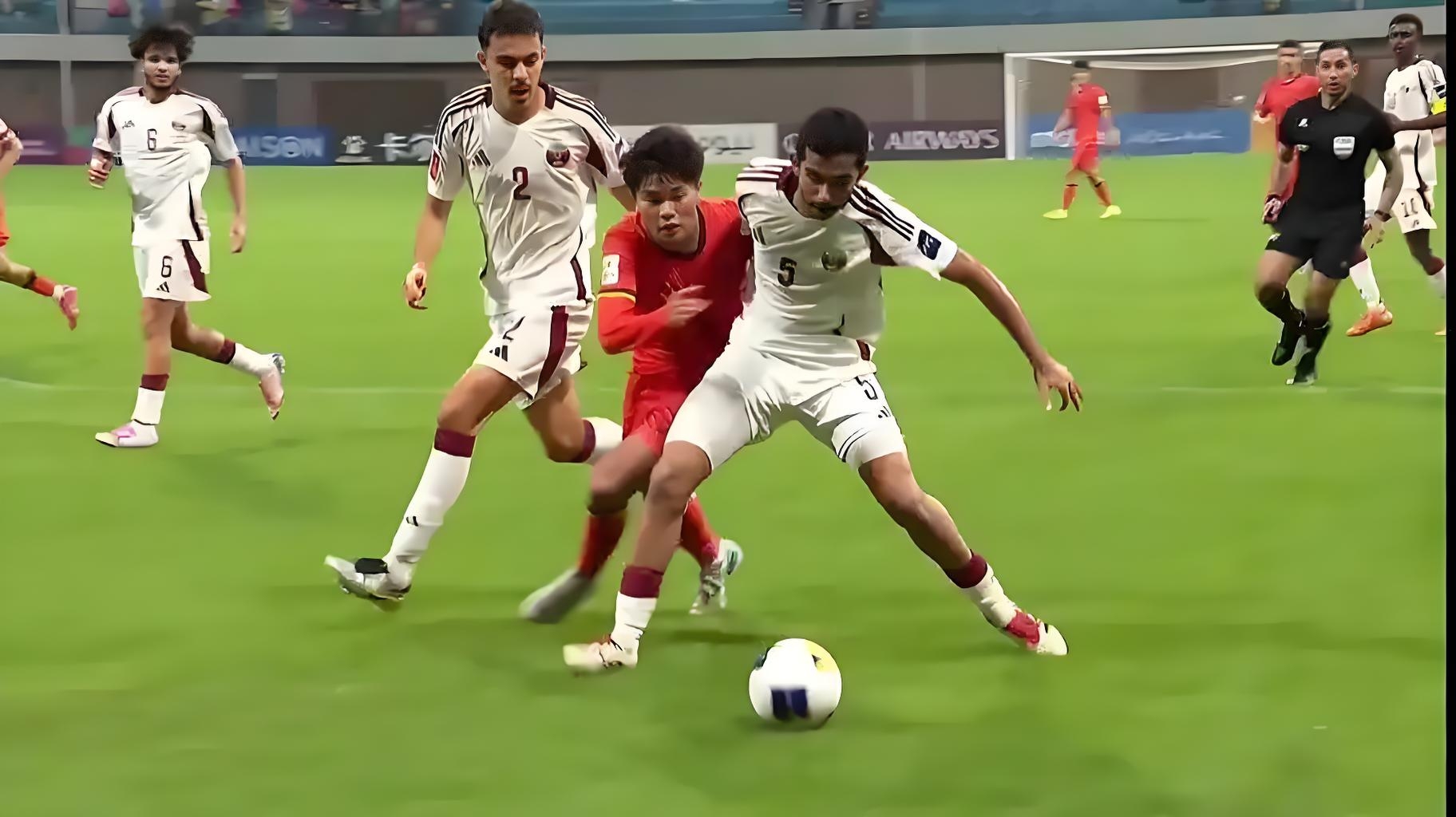 中国国家足球队在比赛中展现出色进攻火力