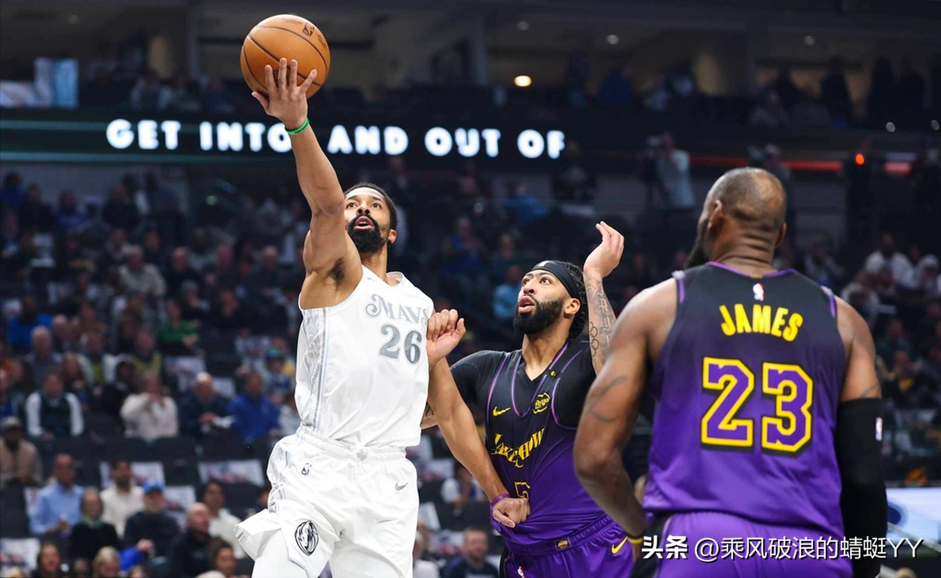 詹姆斯在独行侠比赛中出色防守，绝杀引发热议！