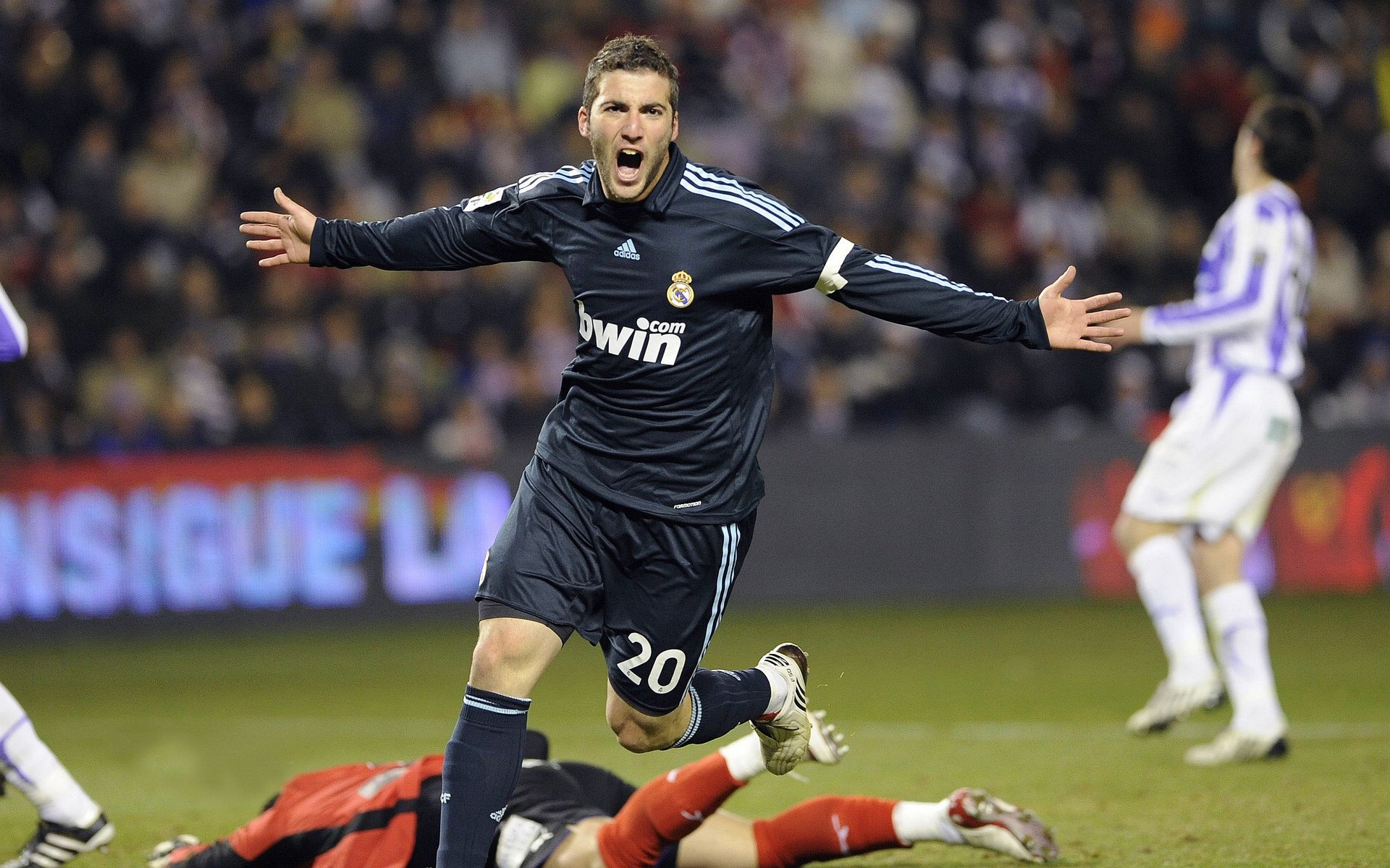 曼联引发争议！，西亚卡姆官方宣布重要助攻新规全场沸腾不已